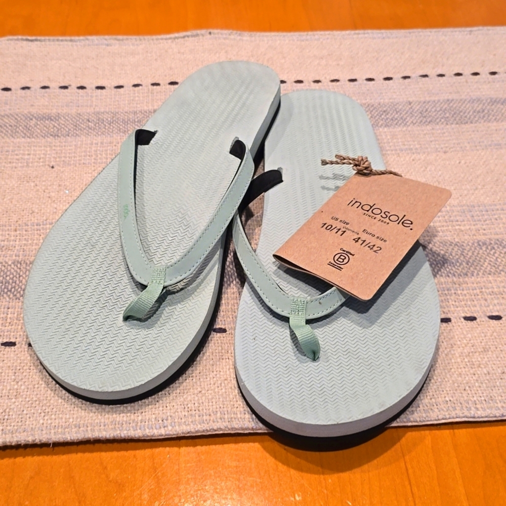 BRAND NEW WOMEN'S INDOSOLE FLIP FLOPS 10/11 - LEAF